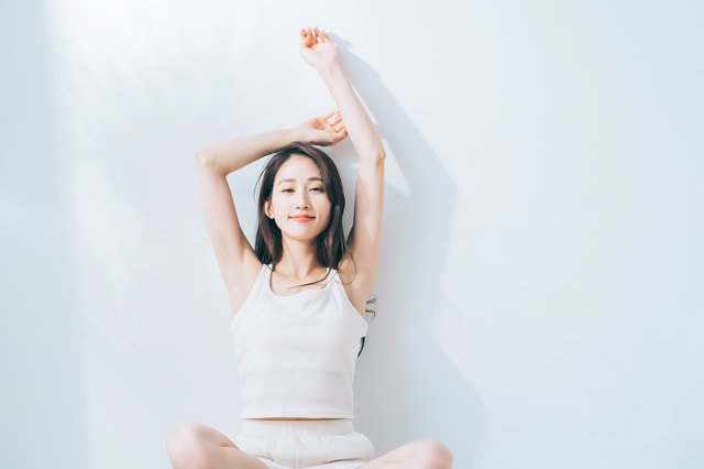 生理日のお風呂上がり対策。経血問題を解決するナプキン補助商品。生理の女性の悩み　ストレス　お風呂上りに経血垂れでバスマットや脱衣所、足を汚さないよう下着に付けるのではなくデリケートゾーンに簡単に装着する。ナプラスeを付けたままショーツを穿くことが出来ます。フェムテック　フェムケア　産後生理