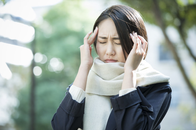 頭痛がしたり　生理日のお風呂上がり対策。経血問題を解決するナプキン補助商品。生理の女性の悩み、お風呂上りに経血漏れでバスマットや脱衣所、足を汚さないよう下着に付けるのではなくデリケートゾーンに簡単に装着する。ナプラスを付けたままショーツを穿くことが出来ます。月経前症候群　PMS