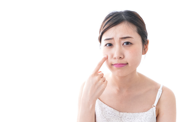 肌荒れ　生理日のお風呂上がり対策。経血問題を解決するナプキン補助商品。生理の女性の悩み、お風呂上りに経血漏れでバスマットや脱衣所、足を汚さないよう下着に付けるのではなくデリケートゾーンに簡単に装着する。ナプラスを付けたままショーツを穿くことが出来ます。月経前症候群　PMS