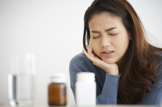 気持ちが悪い　生理日のお風呂上がり対策。経血問題を解決するナプキン補助商品。生理の女性の悩み、お風呂上りに経血漏れでバスマットや脱衣所、足を汚さないよう下着に付けるのではなくデリケートゾーンに簡単に装着する。ナプラスを付けたままショーツを穿くことが出来ます。月経前症候群　PMS