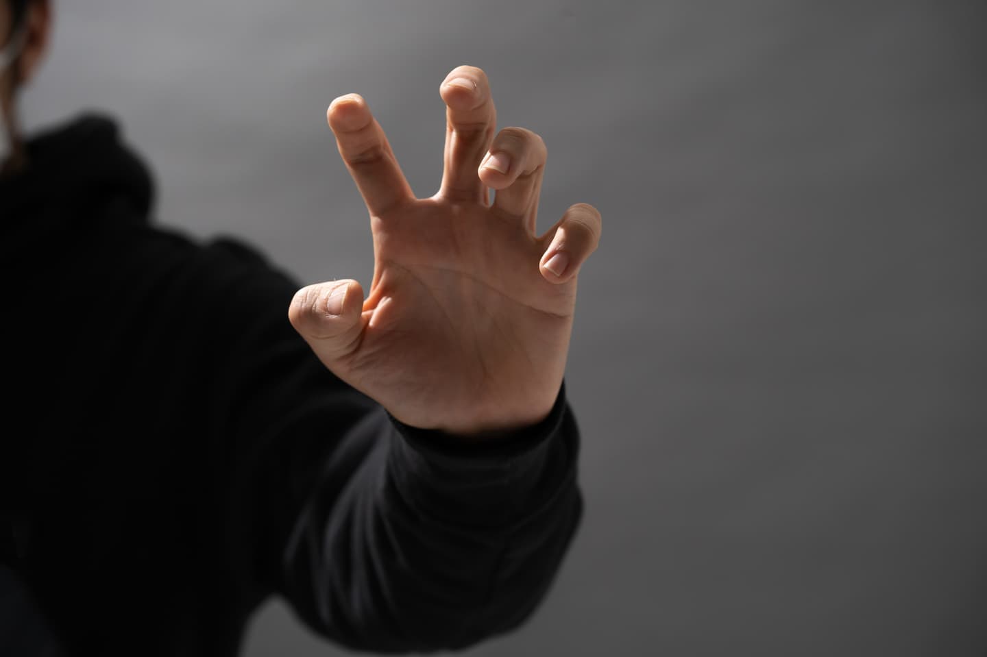 ジェンダーとは　生理日のお風呂上がり対策。経血問題を解決するナプキン補助商品。生理の女性の悩み　ストレス　お風呂上りに経血垂れでバスマットや脱衣所、足を汚さないよう下着に付けるのではなくデリケートゾーンに簡単に装着する。ナプラスeを付けたままショーツを穿くことが出来ます。フェムテック　フェムケア　産後生理