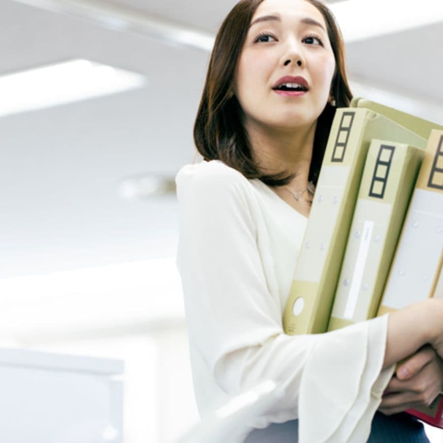 生理日のお風呂上がり対策。経血問題を解決するナプキン補助商品。生理の女性の悩み　ストレス　不安　お風呂上りにポタポタ垂れでバスマットやタオル　足を汚さない　下着に付けるの　デリケートゾーンに挟む　ナプラスeを付けたままショーツをはく　フェムテック　フェムケア　産後生理　生理日あるある　昼用　夜用　教えて生理の事　お股に挟む　災害時の生理　自衛隊のお風呂　補助商品　生理用品　どのナプキンも補助　お風呂上り３分間問題