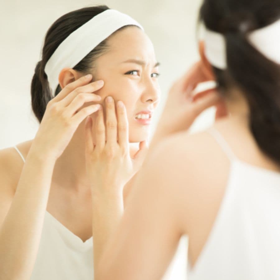 生理日のお風呂上がり対策。経血問題を解決するナプキン補助商品。生理の女性の悩み　ストレス　不安　お風呂上りにポタポタ垂れでバスマットやタオル　足を汚さない　下着に付けるの　デリケートゾーンに挟む　ナプラスeを付けたままショーツをはく　フェムテック　フェムケア　産後生理　生理日あるある　昼用　夜用　教えて生理の事　お股に挟む　災害時の生理　自衛隊のお風呂　補助商品　生理用品　どのナプキンも補助　お風呂上り３分間問題