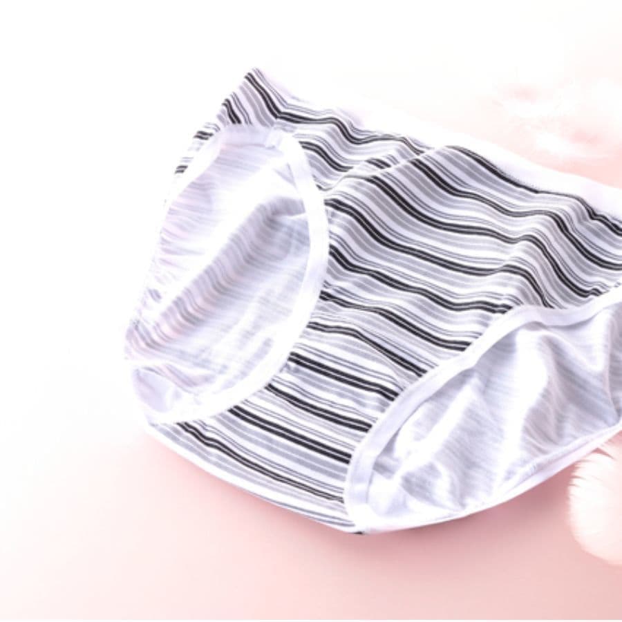 生理日のお風呂上がり対策。経血問題を解決するナプキン補助商品。生理の女性の悩み　ストレス　不安　お風呂上りにポタポタ垂れでバスマットやタオル　足を汚さない　下着に付けるの　デリケートゾーンに挟む　ナプラスeを付けたままショーツをはく　フェムテック　フェムケア　産後生理　生理日あるある　昼用　夜用　教えて生理の事　お股に挟む　災害時の生理　自衛隊のお風呂　補助商品　生理用品　どのナプキンも補助　お風呂上り３分間問題　多目的トイレ