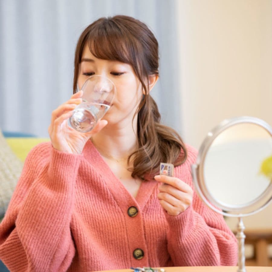 生理日のお風呂上がり対策。経血問題を解決するナプキン補助商品。生理の女性の悩み　ストレス　不安　お風呂上りにポタポタ垂れでバスマットやタオル　足を汚さない　下着に付けるの　デリケートゾーンに挟む　ナプラスeを付けたままショーツをはく　フェムテック　フェムケア　産後生理　生理日あるある　昼用　夜用　教えて生理の事　お股に挟む　災害時の生理　自衛隊のお風呂　補助商品　生理用品　どのナプキンも補助　お風呂上り３分間問題　多目的トイレ