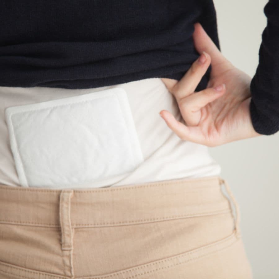 生理日のお風呂上がり対策。経血問題を解決するナプキン補助商品。生理の女性の悩み　ストレス　不安　お風呂上りにポタポタ垂れでバスマットやタオル　足を汚さない　下着に付けるの　デリケートゾーンに挟む　ナプラスeを付けたままショーツをはく　フェムテック　フェムケア　産後生理　生理日あるある　昼用　夜用　教えて生理の事　お股に挟む　災害時の生理　自衛隊のお風呂　補助商品　生理用品　どのナプキンも補助　お風呂上り３分間問題　多目的トイレ