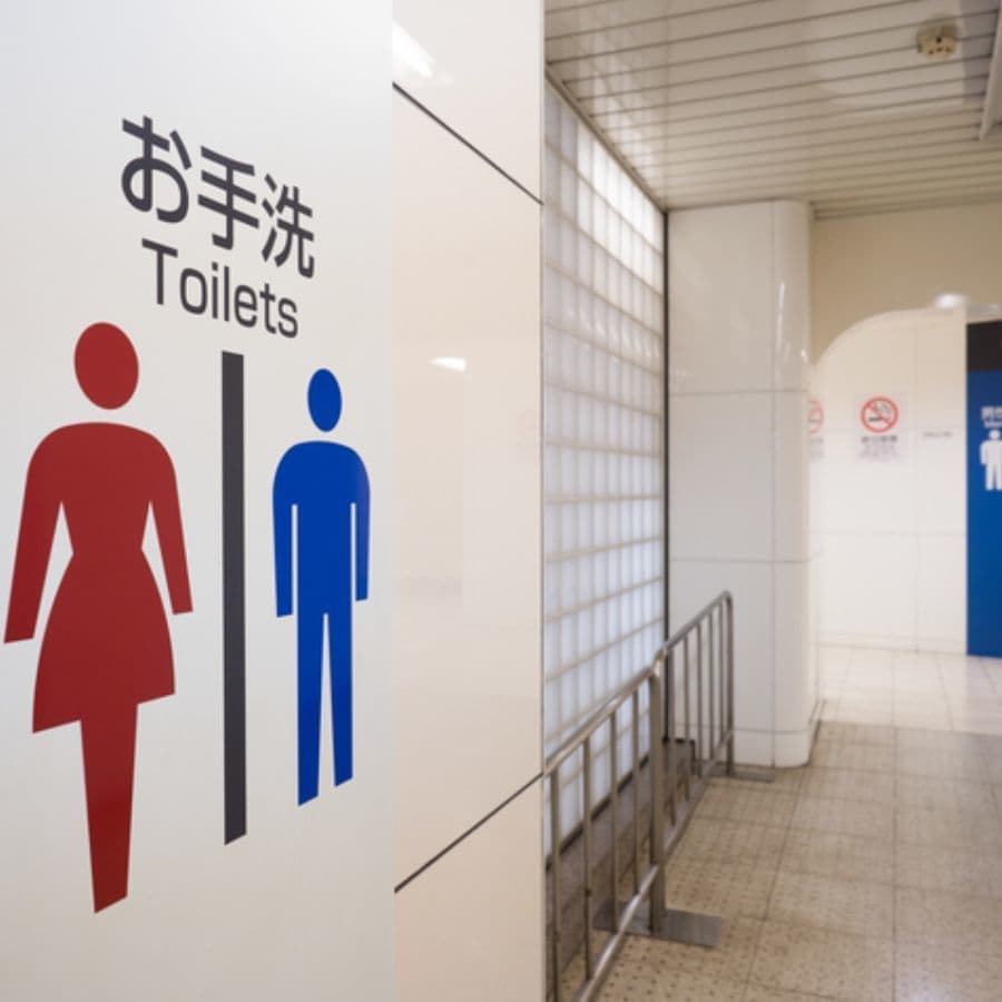 生理日のお風呂上がり対策。経血問題を解決するナプキン補助商品。生理の女性の悩み　ストレス　不安　お風呂上りにポタポタ垂れでバスマットやタオル　足を汚さない　下着に付けるの　デリケートゾーンに挟む　ナプラスeを付けたままショーツをはく　フェムテック　フェムケア　産後生理　生理日あるある　昼用　夜用　教えて生理の事　お股に挟む　災害時の生理　自衛隊のお風呂　補助商品　生理用品　どのナプキンも補助　お風呂上り３分間問題