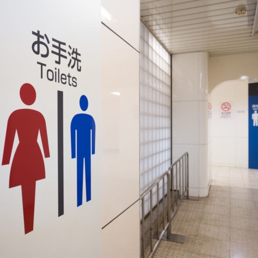 生理日のお風呂上がり対策。経血問題を解決するナプキン補助商品。生理の女性の悩み　ストレス　不安　お風呂上りにポタポタ垂れでバスマットやタオル　足を汚さない　下着に付けるの　デリケートゾーンに挟む　ナプラスeを付けたままショーツをはく　フェムテック　フェムケア　産後生理　生理日あるある　昼用　夜用　教えて生理の事　お股に挟む　災害時の生理　自衛隊のお風呂　補助商品　生理用品　どのナプキンも補助　お風呂上り３分間問題　多目的トイレ