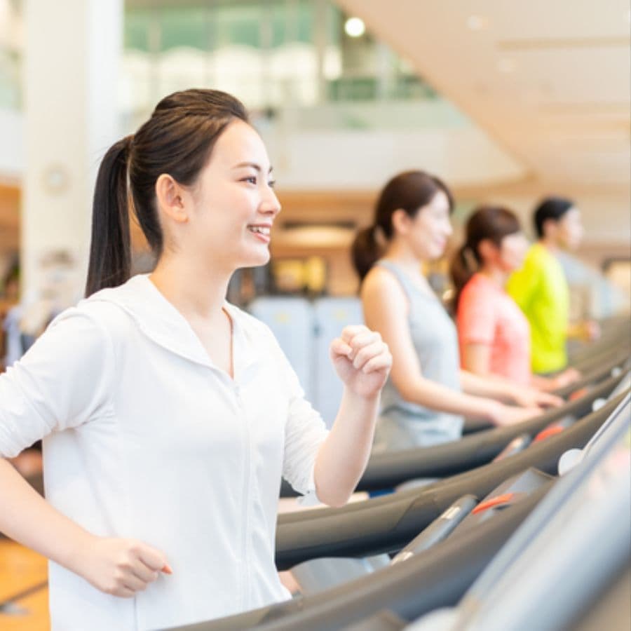 生理日のお風呂上がり対策。経血問題を解決するナプキン補助商品。生理の女性の悩み　ストレス　不安　お風呂上りにポタポタ垂れでバスマットやタオル　足を汚さない　下着に付けるの　デリケートゾーンに挟む　ナプラスeを付けたままショーツをはく　フェムテック　フェムケア　産後生理　生理日あるある　昼用　夜用　教えて生理の事　お股に挟む　災害時の生理　自衛隊のお風呂　補助商品　生理用品　どのナプキンも補助　お風呂上り３分間問題　多目的トイレ