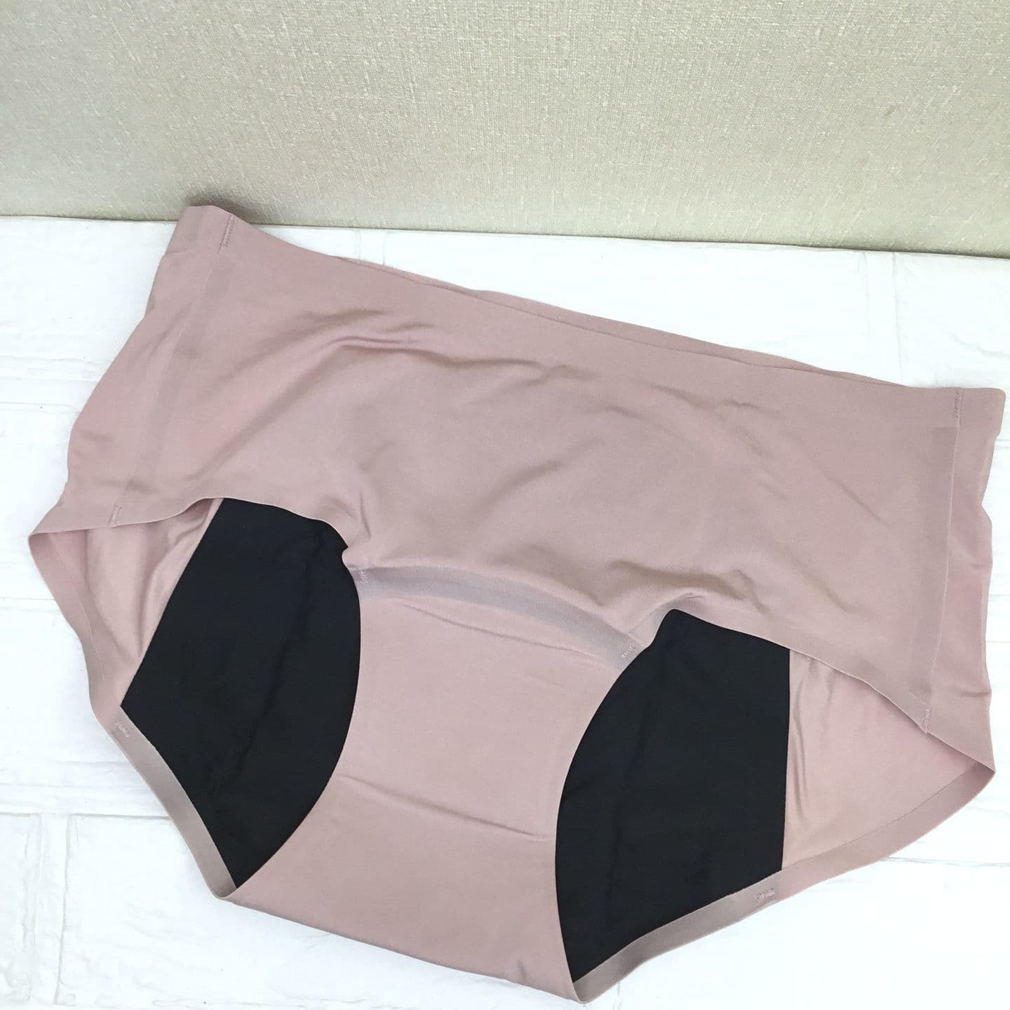 生理日のお風呂上がり対策。経血問題を解決するナプキン補助商品。生理の女性の悩み　ストレス　不安　お風呂上りにポタポタ垂れでバスマットやタオル　足を汚さない　下着に付けるの　デリケートゾーンに挟む　ナプラスeを付けたままショーツをはく　フェムテック　フェムケア　産後生理　生理日あるある　昼用　夜用　教えて生理の事　お股に挟む　災害時の生理　自衛隊のお風呂　補助商品　生理用品　どのナプキンも補助　お風呂上り３分間問題　多目的トイレ